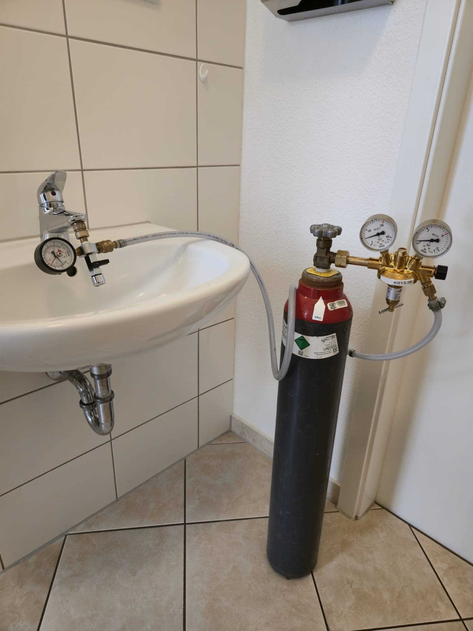 Gasspürgerät am Eckventil für Tracergas-Einspeisung