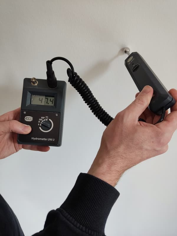 Kapazitive Feuchtigkeitsmessung an der Wand