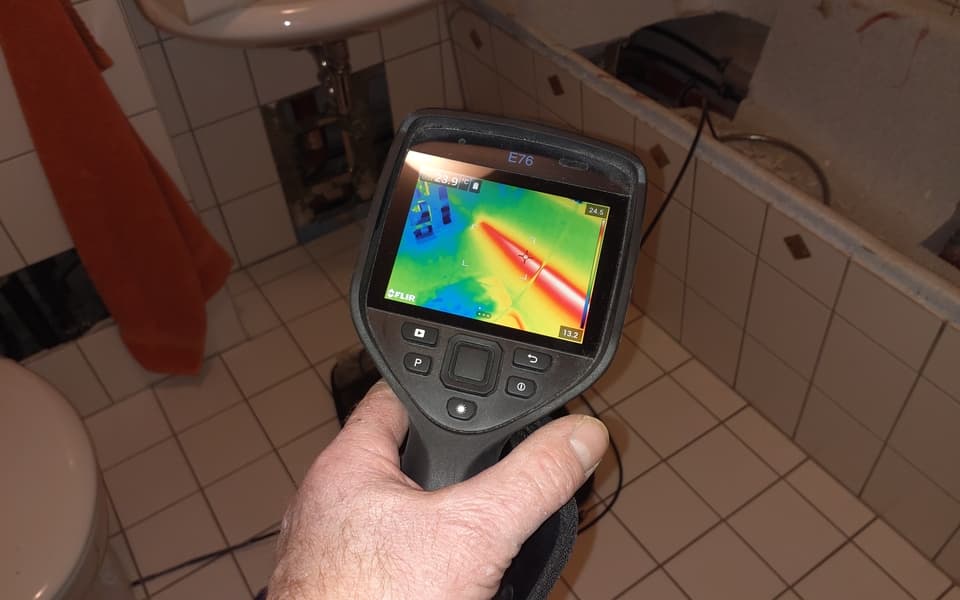 Handgehaltene Wärmebildkamera im Einsatz